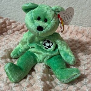TY Beanie Baby - KICKS 1999 - the Soccer Bear with 6 errors, RARE.